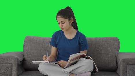 Ernsthafte-Indische-Teenager-Mädchen-Vorbereitung-Für-Prüfungen-Greenscreen