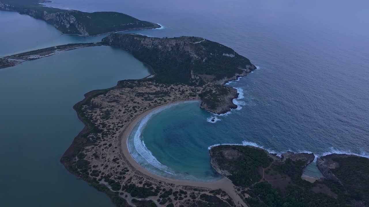 Vista aerea di un tramonto dorato che si riflette sulla spiaggia di Voidokilia, Grecia