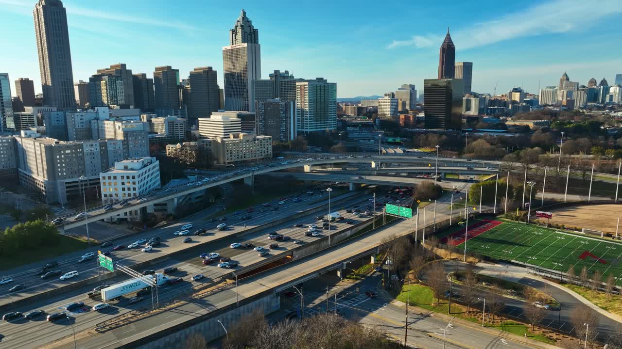 Autostrada con veicoli ad Atlanta, Georgia, di giorno - Ripresa aerea con drone