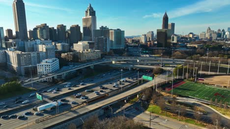 autobahnstraße mit fahrzeugen in atlanta, georgia, tagsüber - drohnen-aufnahme