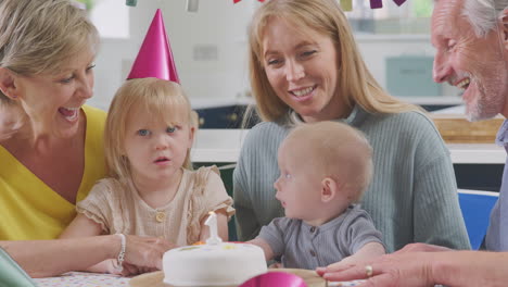 avós com a mãe e os netos a celebrar a primeira festa de aniversário em casa