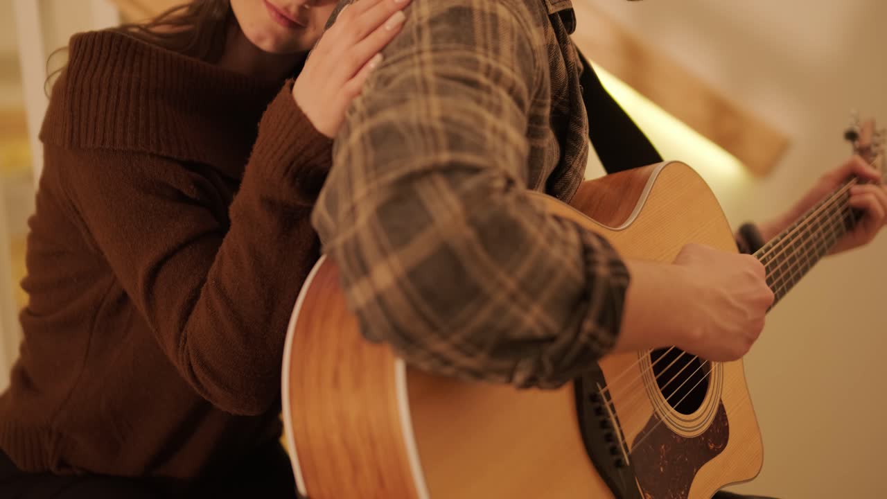 una pareja enamorada está pasando tiempo en casa.
