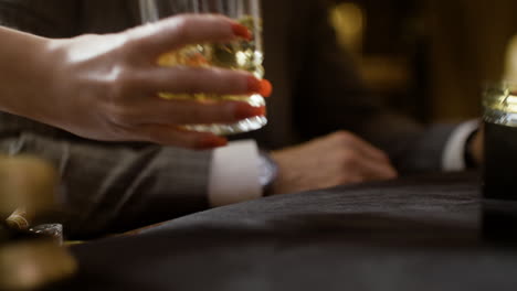 homme demandant un autre verre.