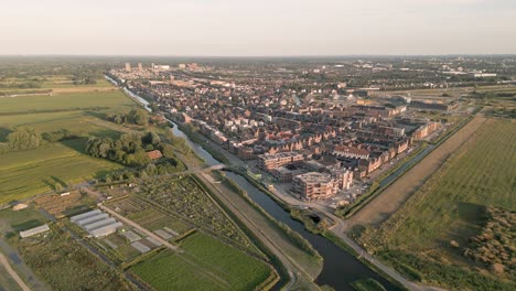 Toma-Aerea-Avanzar-Vista-Panorámica-De-Las-Afueras-De-Vathorst-De-Amersfoort