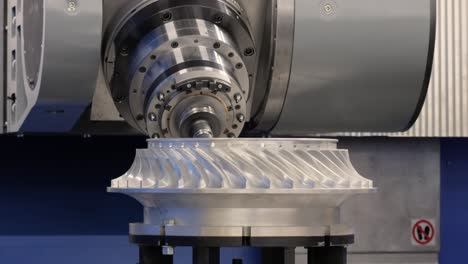máquina de fresado cnc para metalurgia. corte de metal tecnología de procesamiento moderna.
