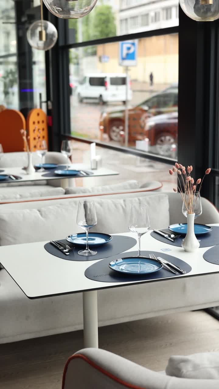 도시 전망을 가진 현대적인 레스토랑 인테리어