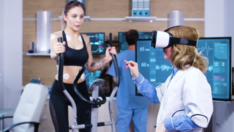 científica con gafas de realidad virtual para la medición deportiva