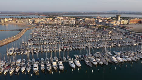 Barcos-En-El-Puerto-De-Palavas-les-flots-Francia-Montpellier-En-Segundo-Plano.