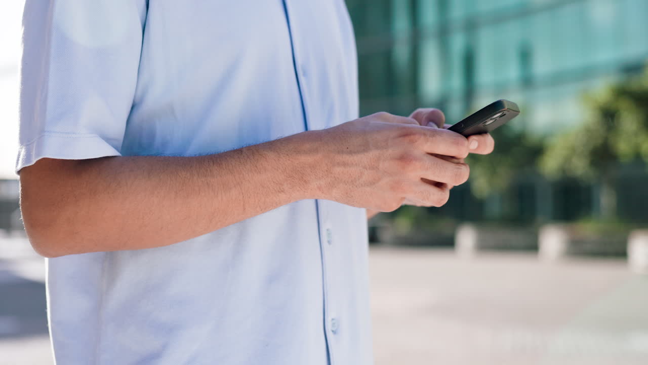 teléfono, manos escribiendo y hombre de la ciudad comprobar el correo electrónico