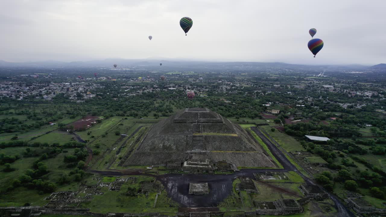 vista aérea hacia la pirámide del sol