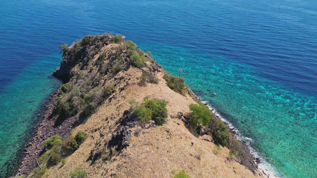 video de avión no tripulado sobre una pequeña isla rodeada de arrecifes de coral