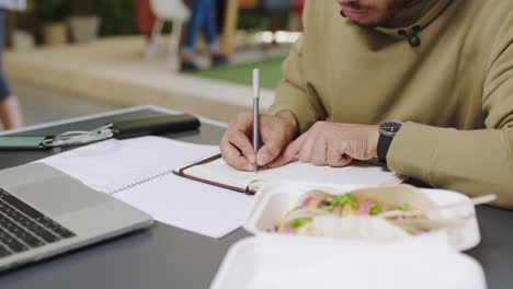 hombre de negocios, escribiendo notas