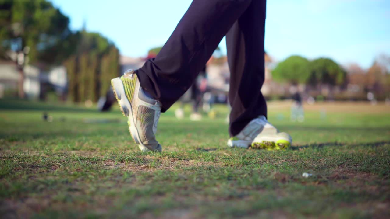 화창한 날 페어웨이에서 연습하는 골퍼, 정면에서 스윙 샷 보기