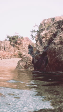 paisaje de playa sereno con rocas y agua tranquila