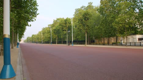 Bloqueo-En-Londres,-El-Centro-Comercial-Rosa-Completamente-Vacío-En-Un-Día-Soleado-De-Verano,-Durante-La-Pandemia-De-Covid-19-2020