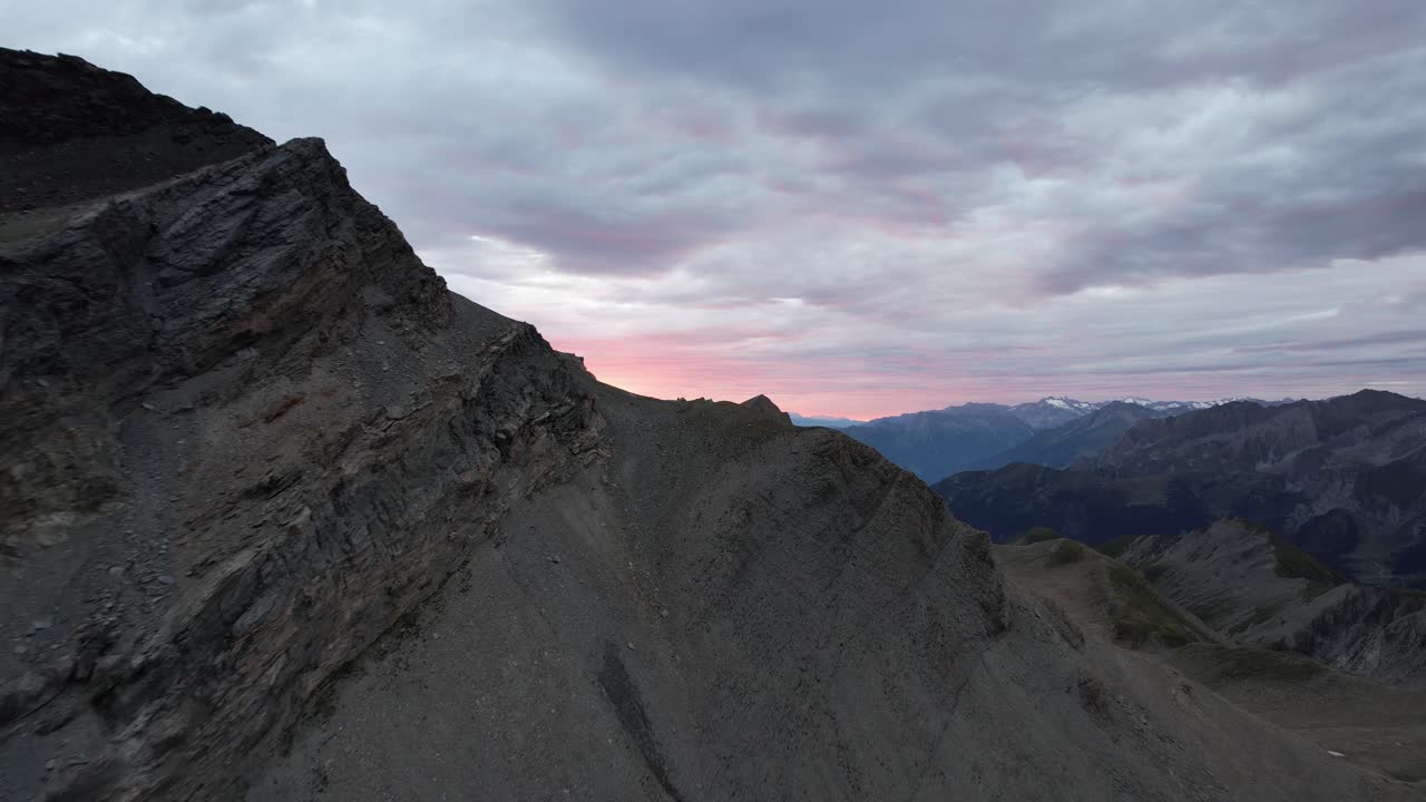 tramonto in campeggio nelle alpi con un bel tramonto e tenda in primo piano girato su drone dji air2s