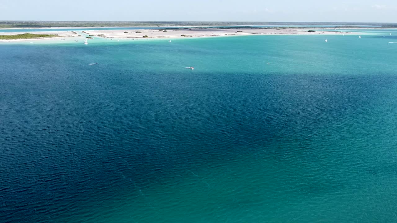 vista aerea de un bote navegando en la laguna de bacalar
