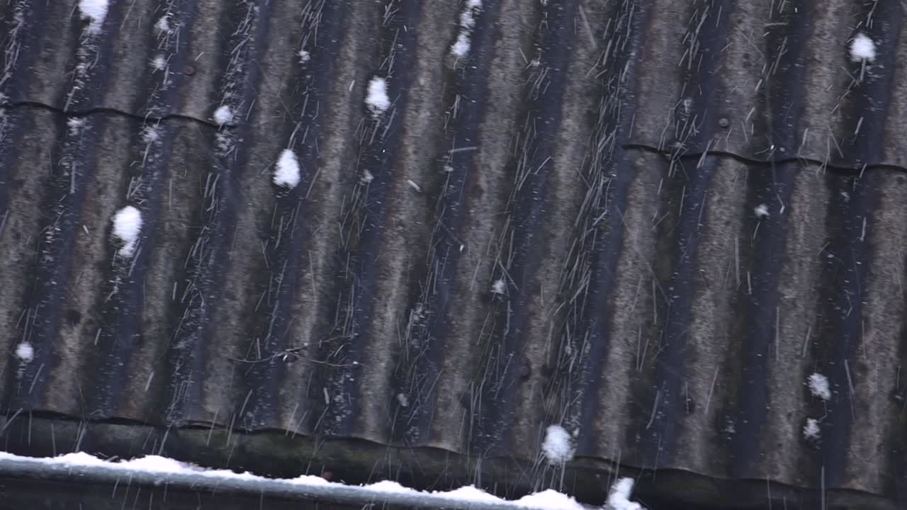 nevando sobre el tejado