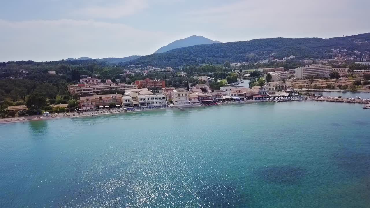 grecia, isla de corfú, imágenes de drones de la playa de messonghi, moraitika