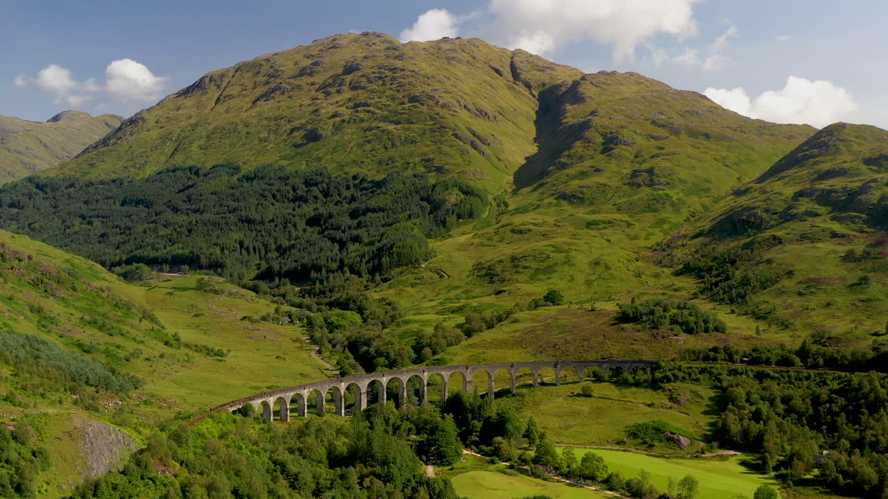 글렌피넌 고가교의 넓은 회전 드론 샷
