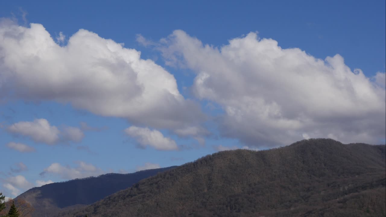 파란 하늘, 산 위의 하 구름, 부풀어오르는 색 구름, 큐러스 구름, 스케이프 타임스, 여름의 파란하늘, 극적인 웅장한 놀라운 파란색 하늘, 부드러운  구름의 형태, 구름의 타임 스 배경