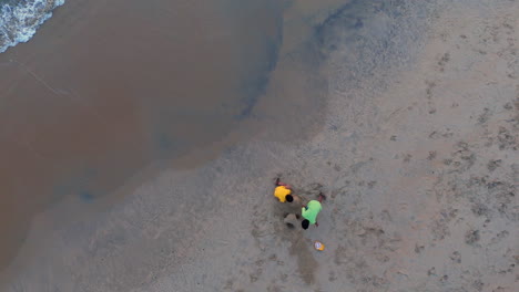 Brüder-Spielen-Am-Strand,-Kinder-Spielen-Mit-Sand-Bei-Sonnenuntergang