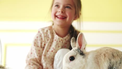 Nahaufnahme-Eines-Kindes,-Das-Das-Kaninchen-Füttert