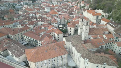 Dron-Rápido-Rodado-Rodado-Sobre-El-Centro-De-Kotor-Con-Techos-Coloridos-En-Montenegro