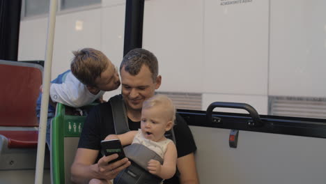 Ein-Mann-In-Einem-Bus-Mit-Einer-Kleinen-Tochter-Und-Einem-Sohn