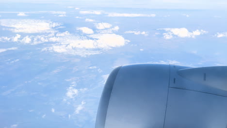 vista del ala de un avión que se eleva por encima de una manta de nubes, simbolizando el viaje y la exploración