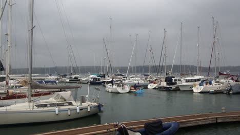 Weitwinkelaufnahme-Von-Booten-Und-Yachten,-Die-Im-Schwimmenden-Hafen-Von-Mylor-Yacht,-Churchtown,-Festgemacht-Haben