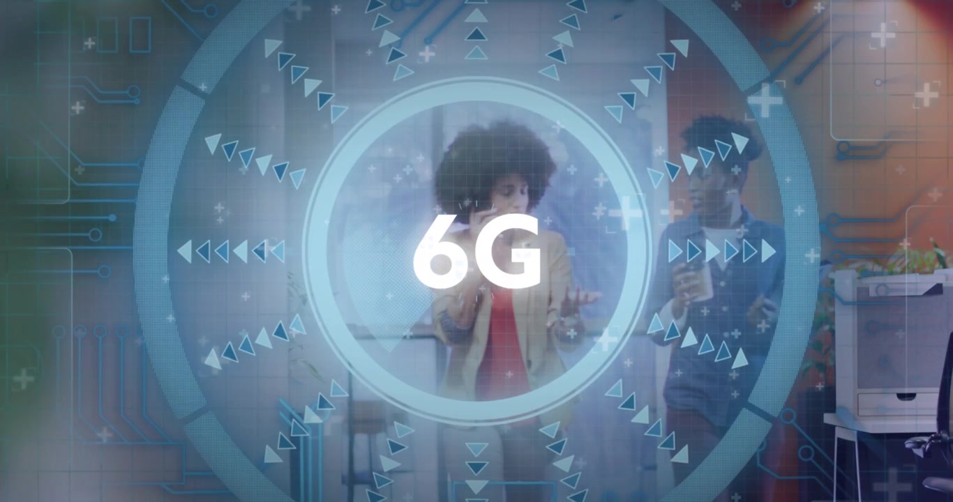 Animazione del testo 6G in cerchi di caricamento, diverse colleghe che discutono e camminano in corridoio