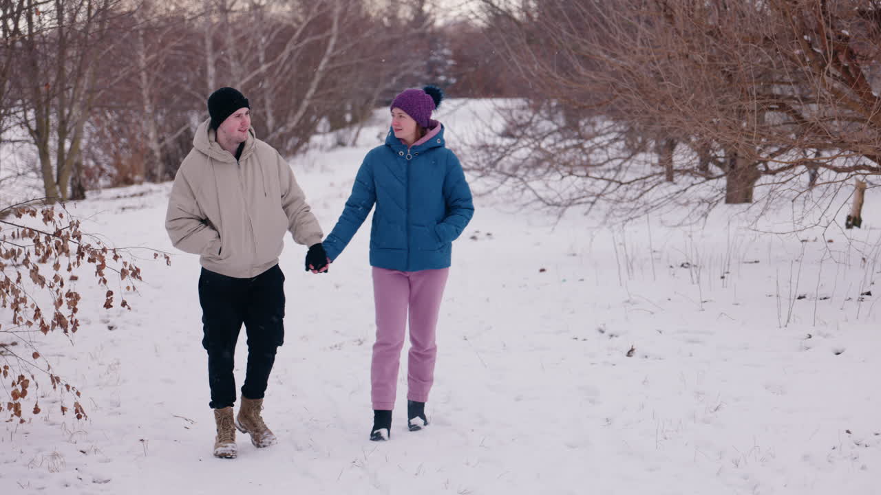 눈 인 공원 에서 산책 하는 부부