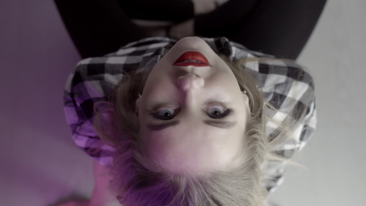 retrato en primer plano de una mujer con labios rojos y cabello rubio