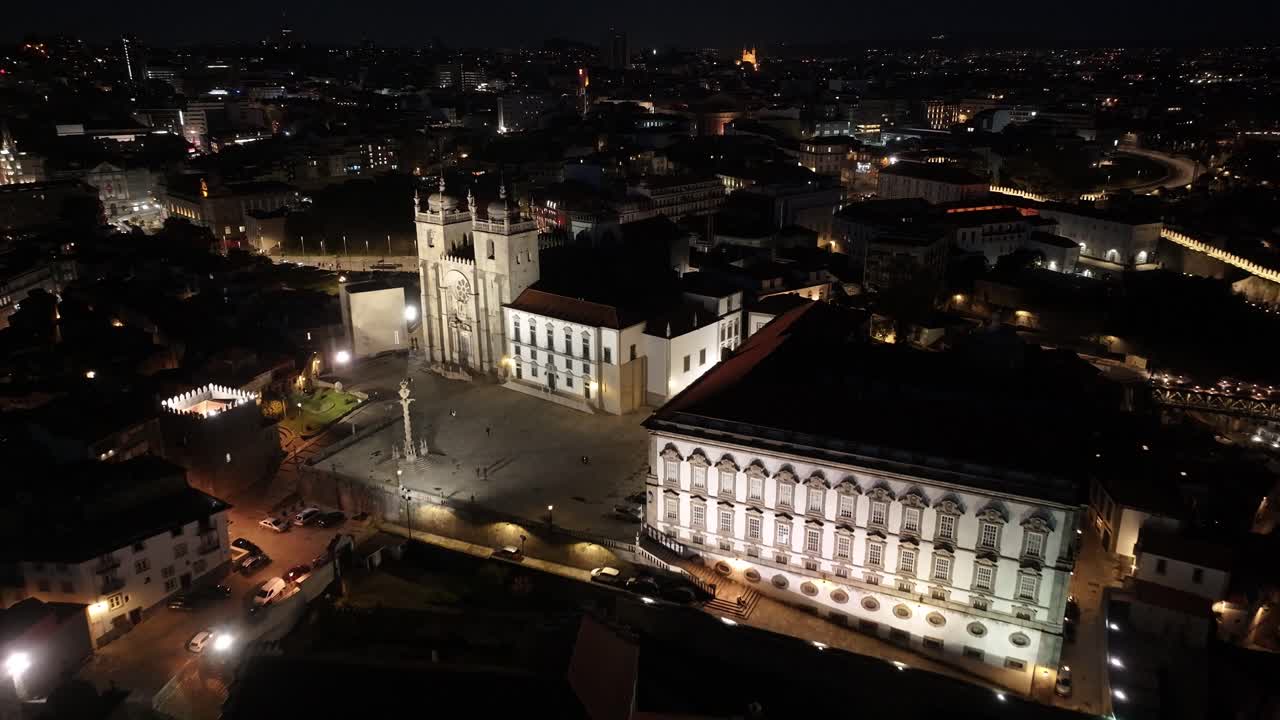 Sé de Oporto en Oporto, distrito de Oporto, Portugal. Iglesia católica iluminada. Paisaje urbano del centro. Escena nocturna de la ciudad. Sé de Oporto en Portugal. Skyline de Portugal. Paisaje de viaje