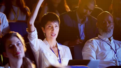 Junge-Asiatische-Geschäftsfrau-Hebt-Bei-Einem-Geschäftsseminar-Im-Auditorium-Die-Hand-4k