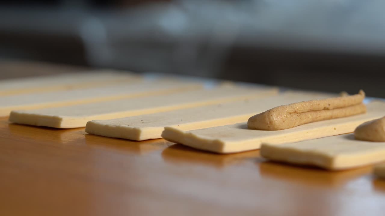 el chef de pastelería francés añade relleno a los postres