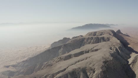 experiencia de la serenidad del desierto: vista aérea de la roca fósil, sharjah