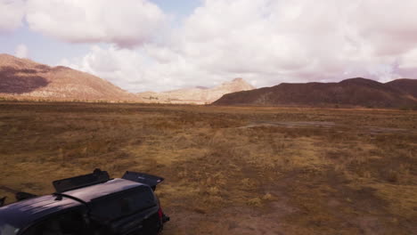 Moreno-Paisaje-Zona-De-Caza-De-Montaña-Con-Viajeros-En-Un-Todoterreno