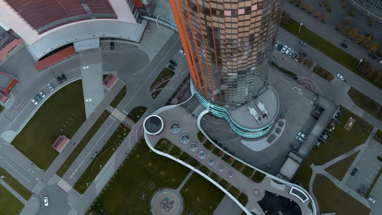 vista aérea de un rascacielos moderno y la infraestructura urbana circundante