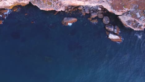 上下空景,海浪在岩石海岸上喷<unk>,背景