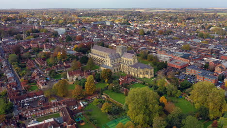 Toma-Aérea-Orbitando-Alrededor-De-La-Catedral-De-Winchester-Y-El-Día-De-Winchester-Reino-Unido-4k