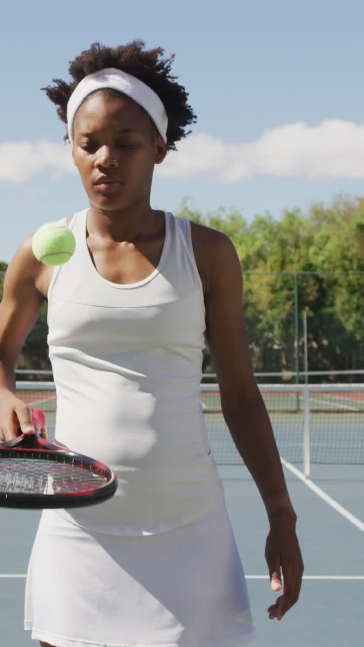 아프리카계 미국인 여성 테니스 선수가 라켓을 들고 공을 뛰는 동영상