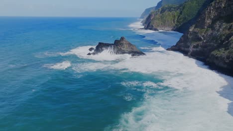 Blaue-Meereswellen-Treffen-Auf-Die-Felsen-Am-Meer