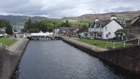 Fort-Augustus-village-and-Caledonian-Canal-with-locks,-Highlands,-Scotland