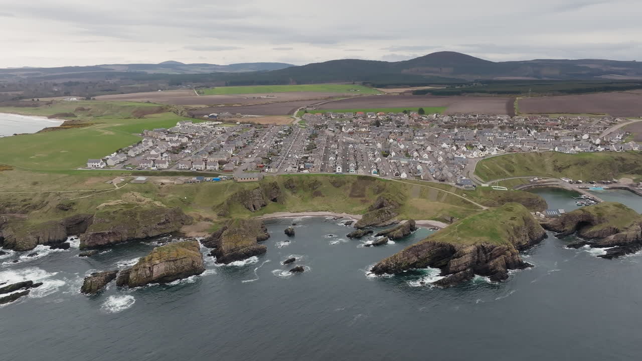 Villaggio di Portknockie sulla costa di Moray in Scozia, ripreso con drone aereo sulla costa del Mare del Nord