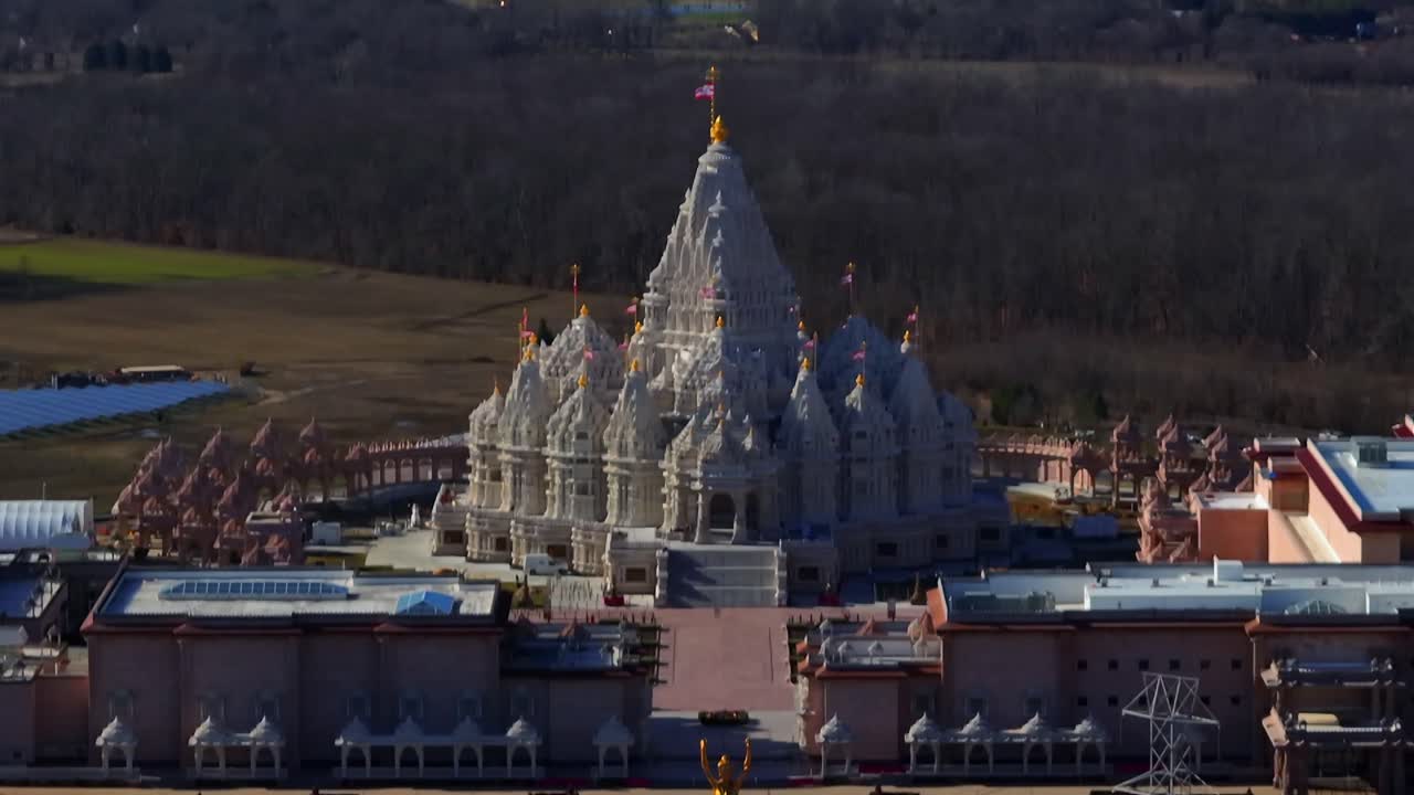 una vista aérea del templo de shri swaminarayan en robbinsville, nj, en un día soleado, estaba cerrado por el día.