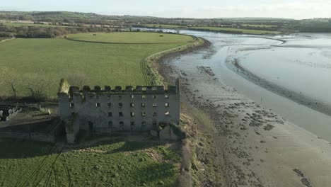 Un-Antiguo-Castillo-En-Las-Orillas-Del-Río-Blackwater-En-El-Condado-De-Cork,-Irlanda,-En-Un-Día-Soleado,-Vista-Aérea