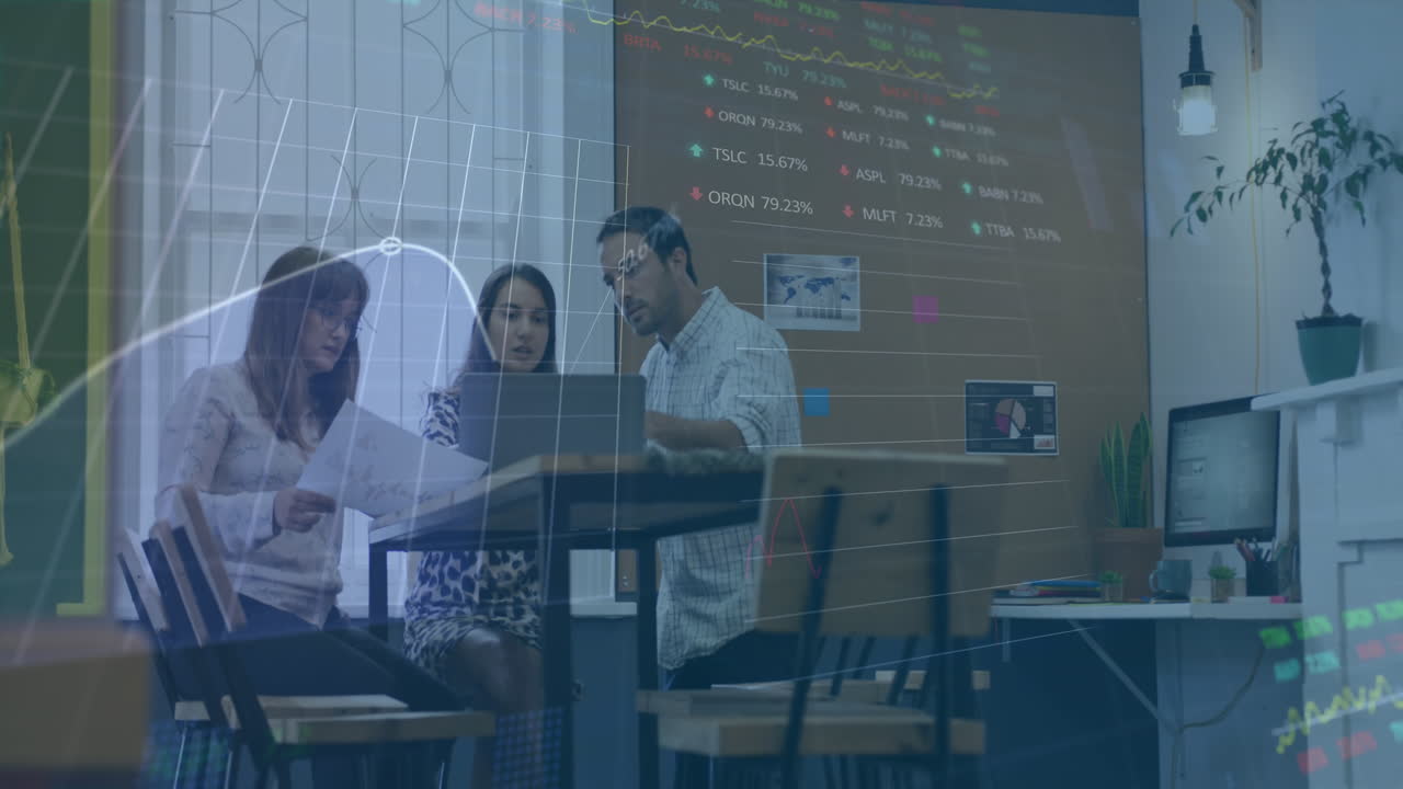 animación del procesamiento de datos financieros sobre diversas personas de negocios en la oficina