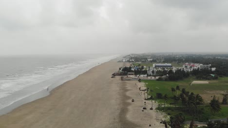 Vista-Aérea-Del-Hermoso-Clima-Nublado-En-Una-Playa-En-Bengala,-India